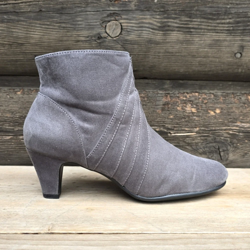 A2 By Aerosoles Playaway Gray Vegan Suede, Comfort Bootie. WMS 7M